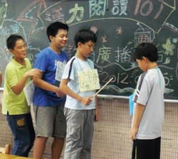 臺北市內湖國小楊靜芳老師設計給每位同學的活力閱讀檔案夾，清楚呈現出每天跳繩和閱讀的記錄，還有閱讀推薦心得與學習單。