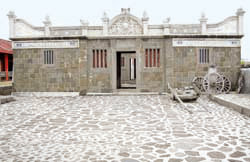 三級古蹟陳宅興建於日治時期,明治44年,是陳嶺、陳邦兩兄弟,光宗耀祖,攜銀返鄉修建的屋舍。