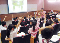 學校透過有計畫的閱讀步驟、時程，培養學童良好的閱讀習慣。