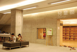 舒適的閱讀環境讓學子們樂於投入閱讀世界中。