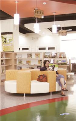 苗栗縣立圖書館內部整修後，變得更為通透、明亮。
