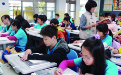 陳麗卿走入建安國小推動校園讀經風氣。（建安國小提供）