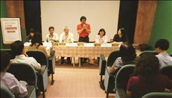 評鑑委員實地訪評後進行講評與建議。
