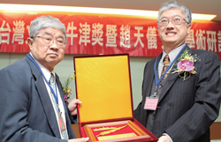 真理大學人文學院院長陳志榮( 右) 頒發獎牌給第16 屆台灣文學家牛津獎得主趙天儀。