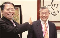 身為清華大學名譽博士的吳敏求(右)以「恕」字,參加清華校友藝文聯展,希望為「學習資源中心旺宏館」注入豐沛的人文素養。