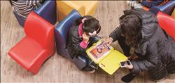 小朋友可以透過視覺、聽覺及觸覺體驗電子書的閱讀樂趣。(光泉文教基金會提供)