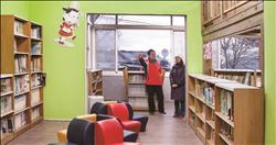 新竹縣尖石鄉新光國小圖書館以大自然山林的色系作為設計主軸。(光泉文教基金會提供)