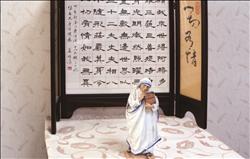 楊博名在辦公室的「財庫位」擺放著佛經和德瑞莎修女雕像，提醒自己用愛關懷所有人。