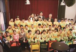 宜蘭市立圖書館特別於「百果樹‧ 紅磚屋」藝文活動空間,舉行「當大作家遇見小粉絲」兒童閱讀啟蒙活動。(宜蘭市立圖書館提供/火星人Vinsan 攝)