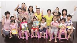 書店老蕭文福是大家口中的「福爸爸」( 中),除了喜歡說故事給小朋友聽,也長期捐書給各級學校。