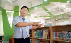 內惟國小校長吳俊男期望學校教育出具有批判能力的孩子。