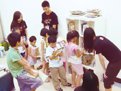 館內藏書豐富，除了一般的報章雜誌外，還採購許多給青少年及兒童閱讀的讀物。