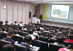 10 月8 日在逢甲大學圖書館舉辦的「雲端圖書館‧數位閱讀的趨勢與契機」研討會，邀請專家學者分享發展策略與經驗。