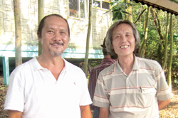 瓦歷斯．諾幹( 左) 回歸到教育的本質，構思的過程當中，他結合教學經驗，滿腦子想的都是如何讓孩子學國字學的有趣、愉快。