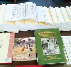 牡丹鄉立圖書館蒐藏許多珍貴的牡丹社事件文獻。(牡丹鄉立圖書館提供)
