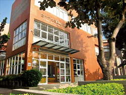 小巧別緻的大安圖書館是臺中數一數二的公共圖書館。（臺中市文化局提供）