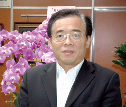 內湖高工施博惠校長,致力推動閱讀以改善校風。
