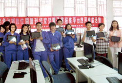 透過轉贈平板電腦給偏鄉圖書館,結合電子書服務平臺,可縮短城鄉數位落差,增加偏鄉閱讀資源。