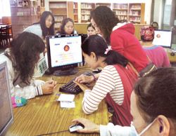 新住民在圖書館學電腦，從最基礎的鍵盤操作著手。