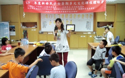 平板電腦也可以當作說故事時最好的幫手。(澎湖縣湖西鄉立圖書館)