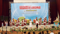 頒獎典禮的表揚活動,秀出學童的才藝