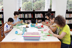 新北市立圖書館平溪分館提供免費體驗小天燈 DIY 製作。