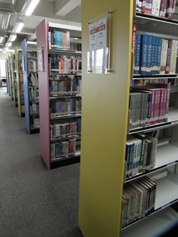 圖書館藏書可以利用行動APP更有效的借閱,提高館藏之使用率。