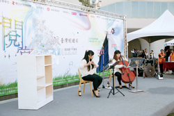 草地音樂會，席地而坐聽音樂
