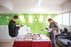 圖書館的圖書編排方式是以分齡分眾為主軸，加強閱讀民眾的方便度與圖書館的功能性。