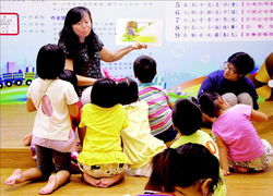 暑期陪讀，如意為小朋友說故事。(新北市立圖書館提供)