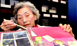 蕭游菊阿媽幫忙修補兒童室破損的書籍。