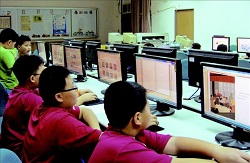 中寮鄉立圖書館到中寮國小開設國立公共資訊圖書館電子書教學。