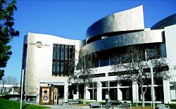 喜瑞都圖書館外牆採用特殊的鈦金屬，陽光下顯露金碧輝煌、光彩奪目。