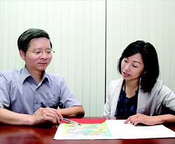 曾添福主任（左）從採訪編目組到參考特藏組都給予吳奕祥全力的支持和鼓勵。