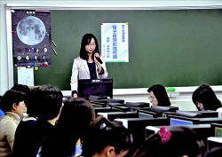 電子資源前進校園活動吳奕祥到及人國小擔任講師。（吳奕祥提供）