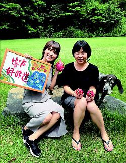 陳明珠（左）於客家電視臺擔任「客庄好味道」主持人，「服務客家人」一直是她懷抱客家熱情的起點。( 陳明珠提供)