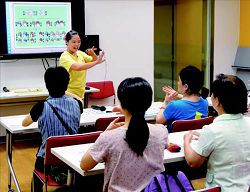 聽視障資訊中心舉辦「心手相連-手語體驗學習列車」活動。(國資圖提供)