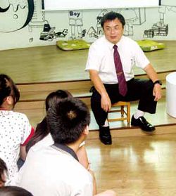 「喜閱傳承──夜宿圖書館」活動中,學員與安定區前區長對話。(臺南安定區圖書館提供) 「喜閱傳承──夜宿圖書館」活動中,學員與安定區前區長對話。(臺南安定區圖書館提供)