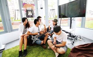 「陽光小屋」提供了電吉他，讓樂團及表演者可以將圖書館當作創作基地。（新北市立圖書館提供）